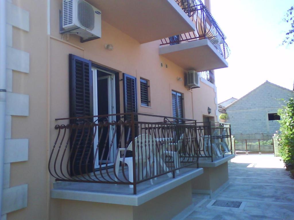 Rooms & Studio Villa Tatjana Supetar Exterior foto