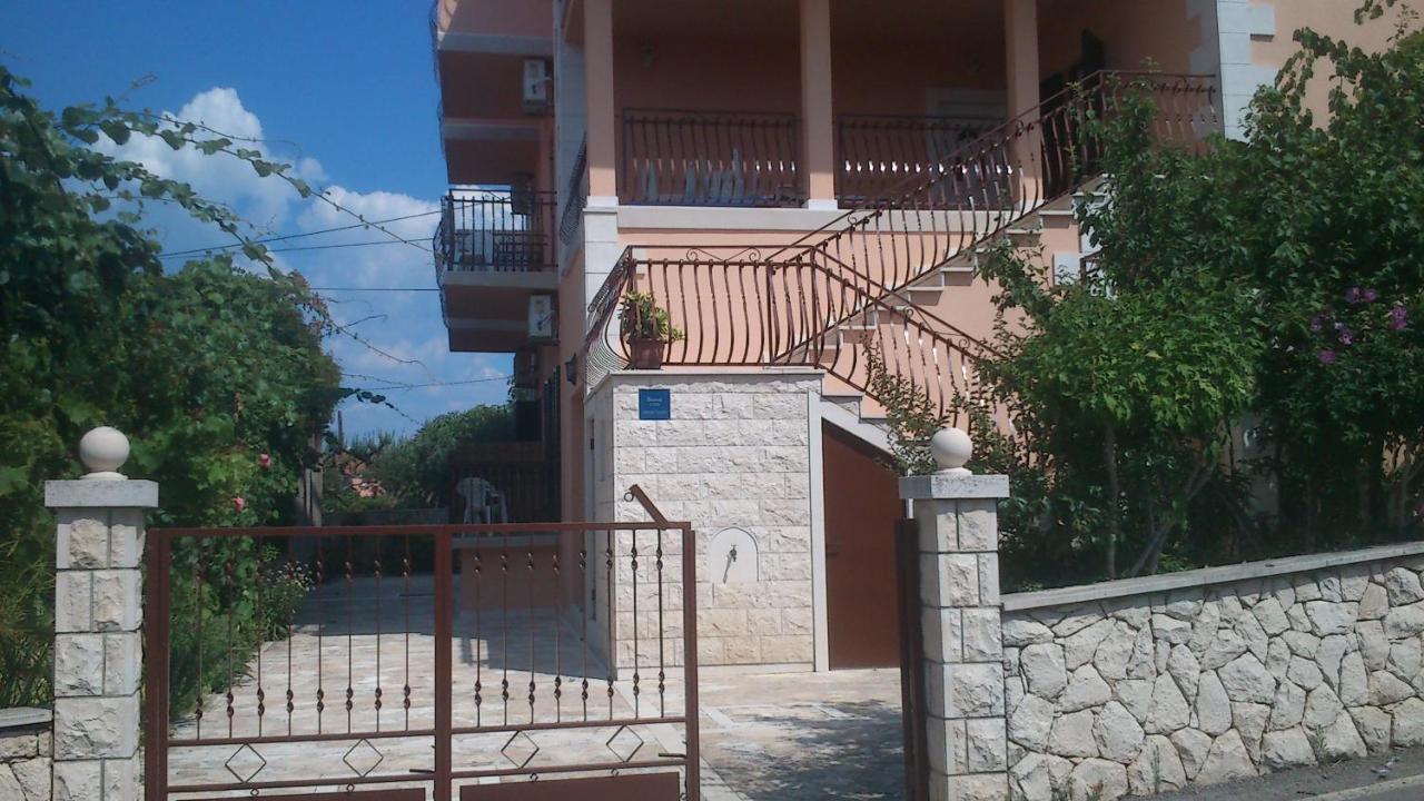 Rooms & Studio Villa Tatjana Supetar Exterior foto